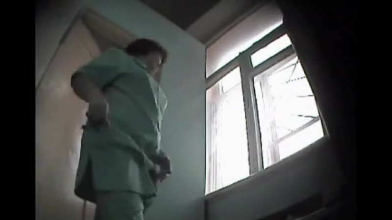 Медсестра отливает в туалете поликлиники