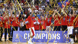 10/6/19 | Финал, Игра 3 | Кайл Хайнс поднимает над головой Кубок Белова