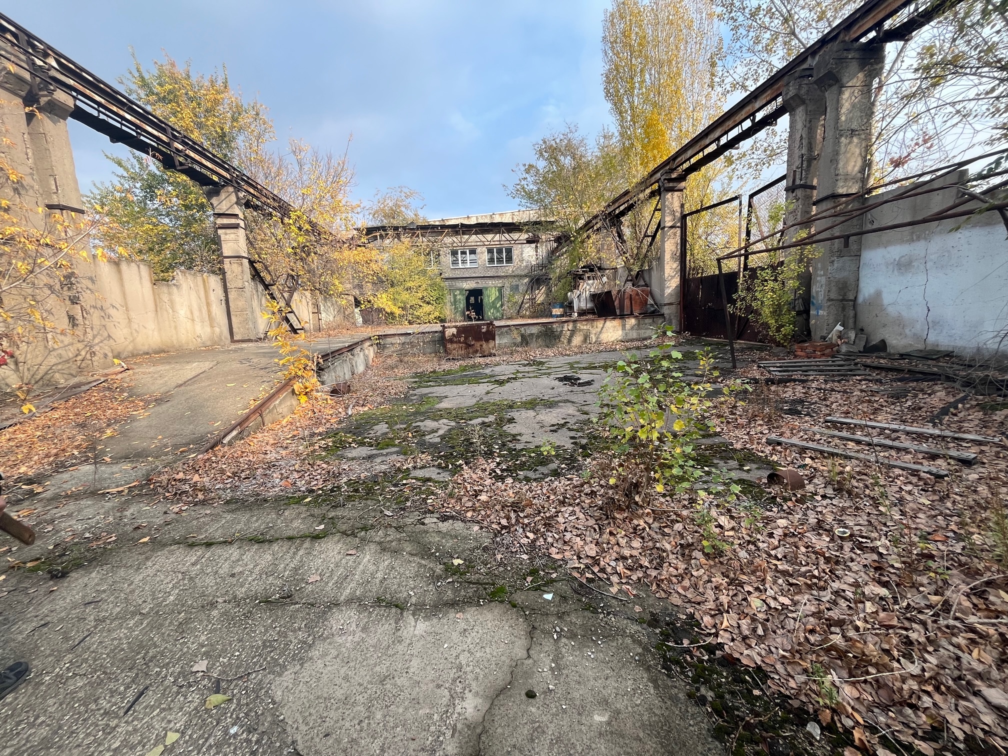 Сдам нежилое помещение/ склад г. Луганск (р- н авторынка) 1300кв.м., асфальтированный подъезд, территория огорожена забором, рампа (возможность подъезда фурой), возможность заезда Камазом во внутрь помещения, утепленная крыша, возможность поддержания круглогодичной темп. +18С, 2 котла (угольные), 2 кран балки...