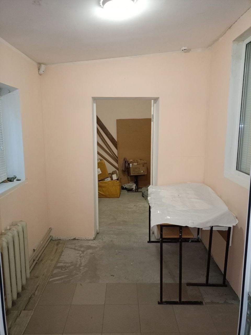 Продам от собственника ликвидное нежилое коммерческое помещение на 1 этаже с отдельным входом на кв. Комарова возле рынка, рядом супермаркет "Семья". Большой жилой массив, школы , детсады. Хороший трафик. Подойдёт под любой бизнес. Площадь: 80 м. Есть санузел и кухня. Удобный подъезд и парковка возл...
