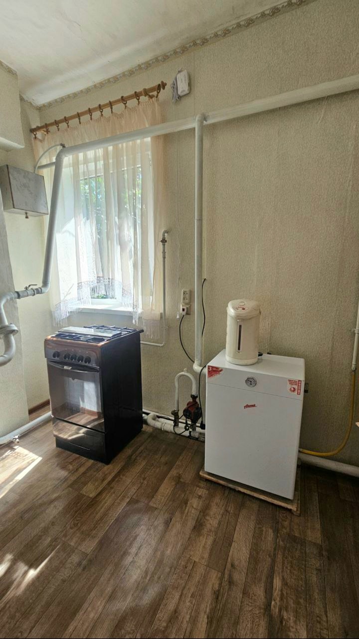 🏡Продаётся дом в Свердловске, ул. Фабричная, р-н ПарКио. 📐Площадь =65,7 м. Высота потолков 3 м. Сан.узел в доме, ванная. 🛠Крепкий дом, фундамент каменный, без трещин. Стены- ракушняк, обложен кирпичом. Зимой тепло, летом прохладно. Все окна металлопластиковые. Дом газифицирован, новый котёл, газ.проект. Новый...