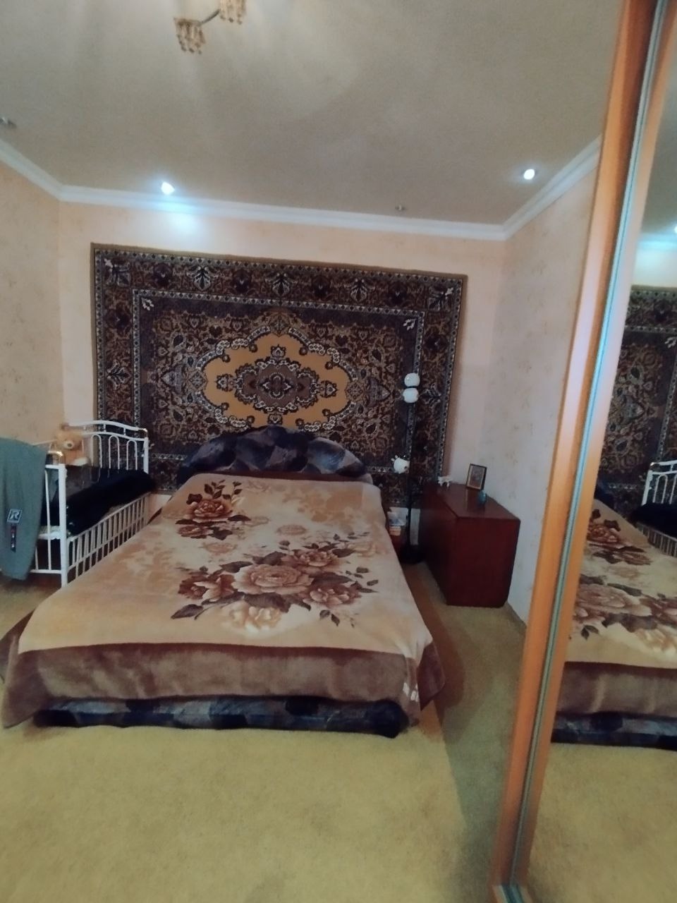 Продам 2-х комнатную квартиру на ул. Годуванцева 3/3 эт. общ. 50.8 кв. м. Квартира теплая, крышу меняют, потолок 3,3 метра подвесной, кухня 10 кв. м.с/у совместный кафель, кондиционер,бойлер, почти вся мебель остаётся, заходи и живи. Месторасположение хорошее: сквер Победы, школа, садик, колледж, транспорт, м...