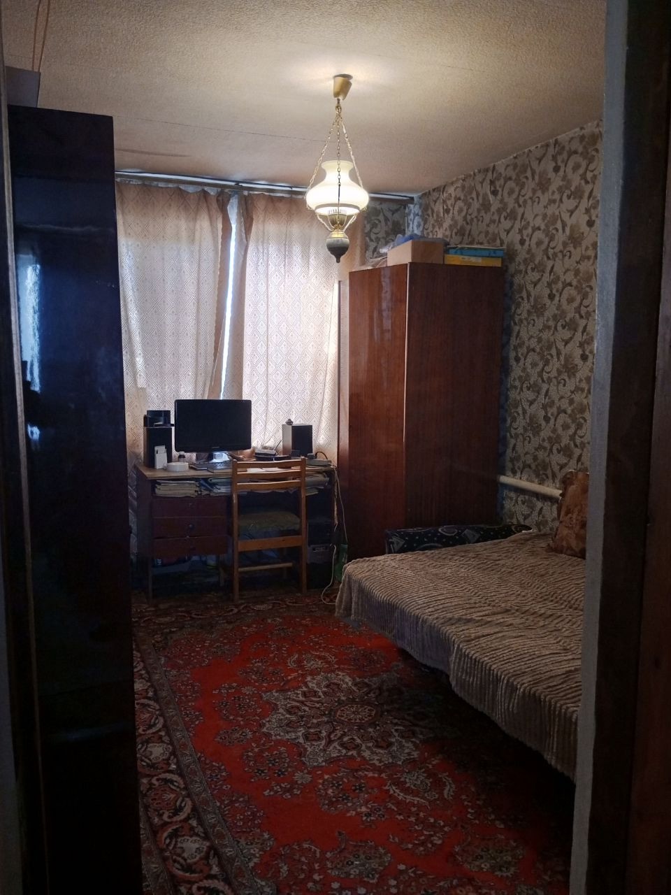 Срочно. Продам 2эт. кирпичный дом в пгт Белое, Лутугинского р-на (р-он ДК, 10км от Луганска). Общ.пл 138кв.м., жилая 85,2кв.м.(5 жилых комнат), кухня -8,5 кв.м., есть лоджия. 1эт. - большая комната, кухня, ванная, туалет, топочная. 2эт.- 4 жилых комнаты. Отопление - твердотопливный котел. Окна - пластик. Заез...