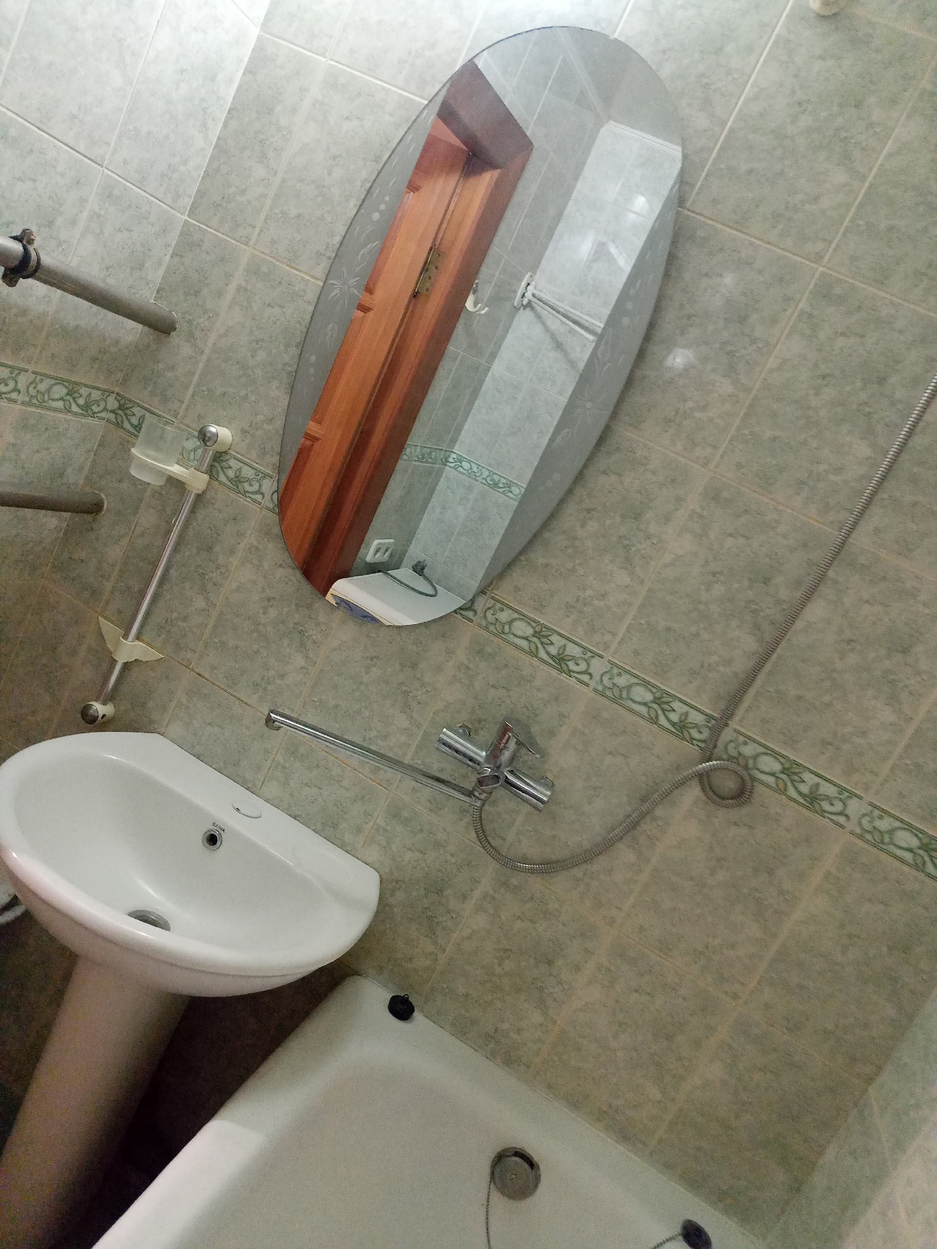 Продам 2 комнатную квартиру в центре Луганска.АВТОНОМНОЕ отопление. Цена 6 млн 53 м² 4 этаж /9 этажного Новый двухконтурный котёл, новые радиаторы, металлопластиковые окна, застеклённый балкон. кв. Димитрова +7 959 158 32 48...