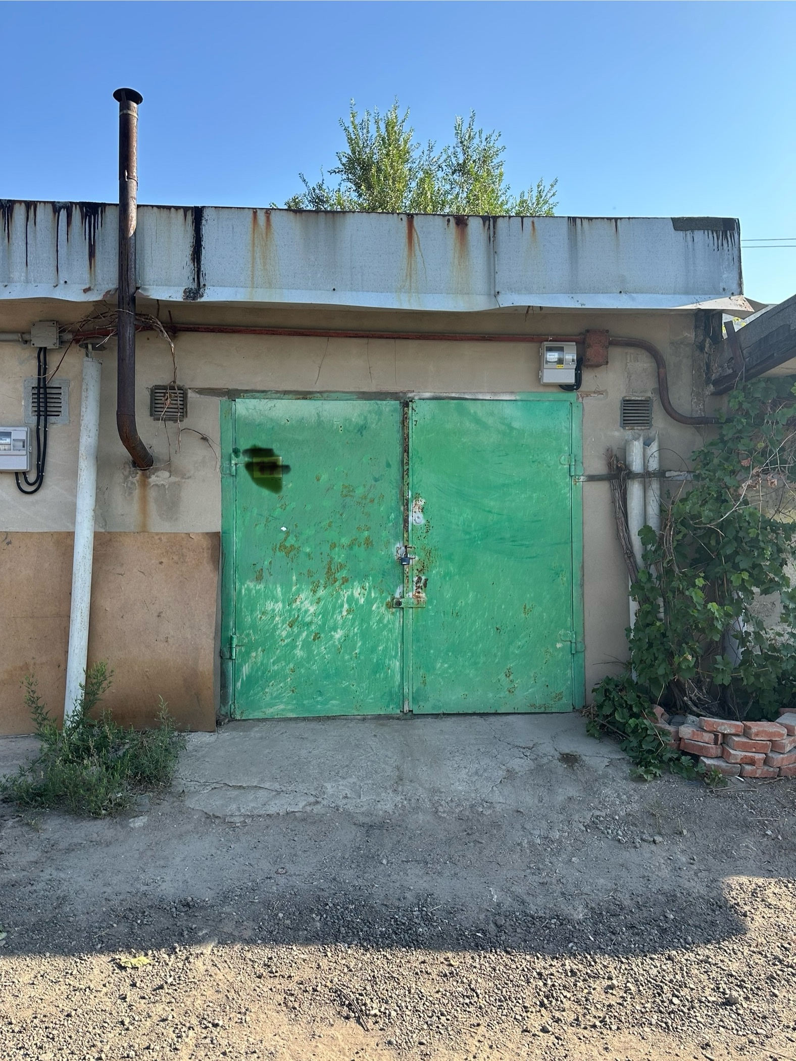 Продам Капитальный гараж р- н квартала Мирный 6,3*4,3 по осям, высота от пола до потолка - 3 м. Ворота - ширина 2,5м, высота 2,2м, толщина металлических листов 4 мм. Подвал под всем гаражем высота 2,2 м. Глубина подвала от 0 до пола 3 м. Подвал выполнен из блоков ФБС -4, блоки уложены на сваи (вместе перевяза...